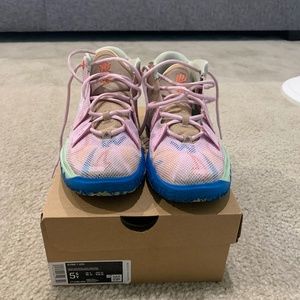 Kyrie (7) , 5.5 youth - 7 women's s, One world One people collection